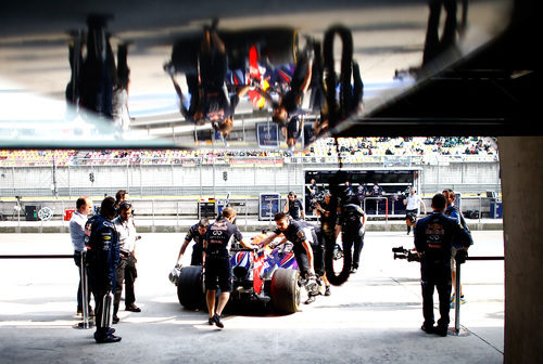 Sebastian Vettel vuelve a su garaje