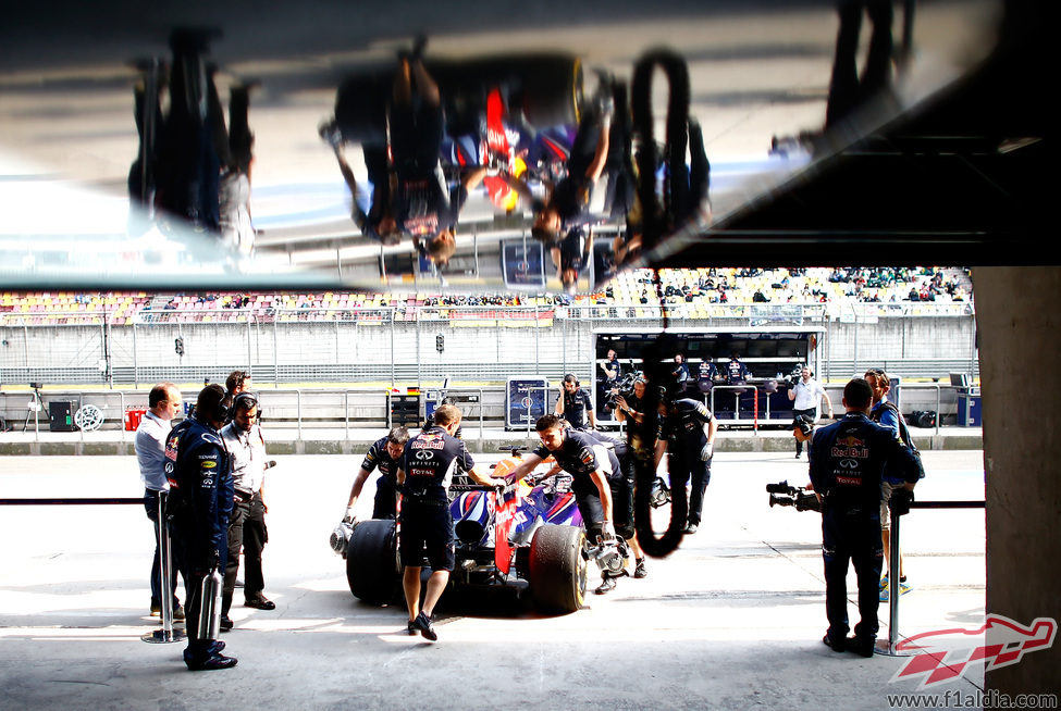 Sebastian Vettel vuelve a su garaje