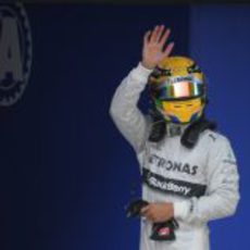 Lewis Hamilton saluda tras lograr la pole en China