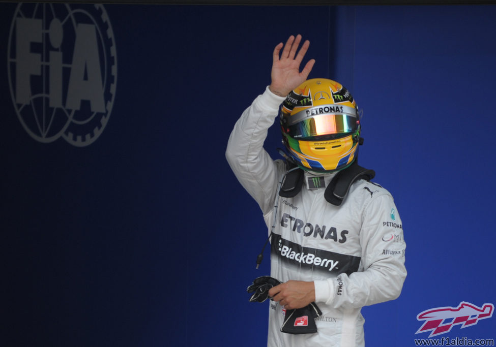 Lewis Hamilton saluda tras lograr la pole en China