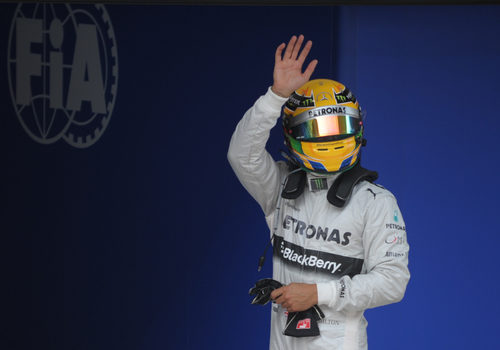 Lewis Hamilton saluda tras lograr la pole en China