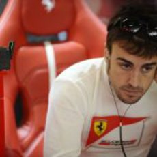 Fernando Alonso, pensativo en el garaje de Ferrari