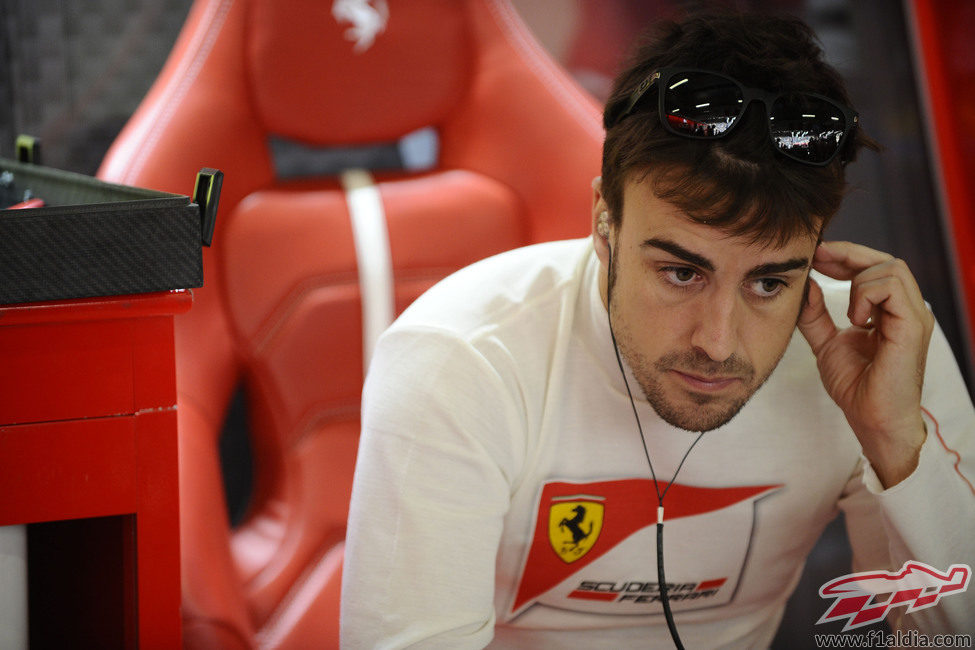 Fernando Alonso, pensativo en el garaje de Ferrari