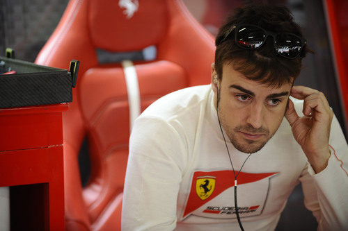 Fernando Alonso, pensativo en el garaje de Ferrari