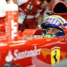 Felipe Massa mira los tiempos en China