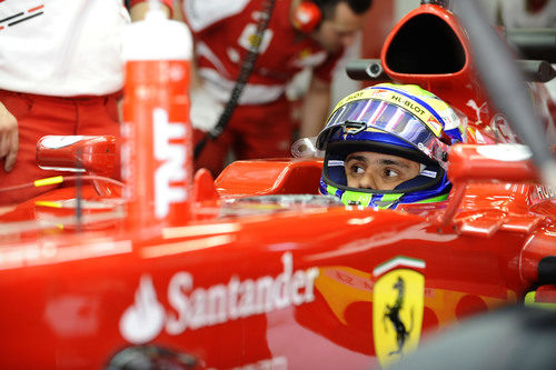 Felipe Massa mira los tiempos en China
