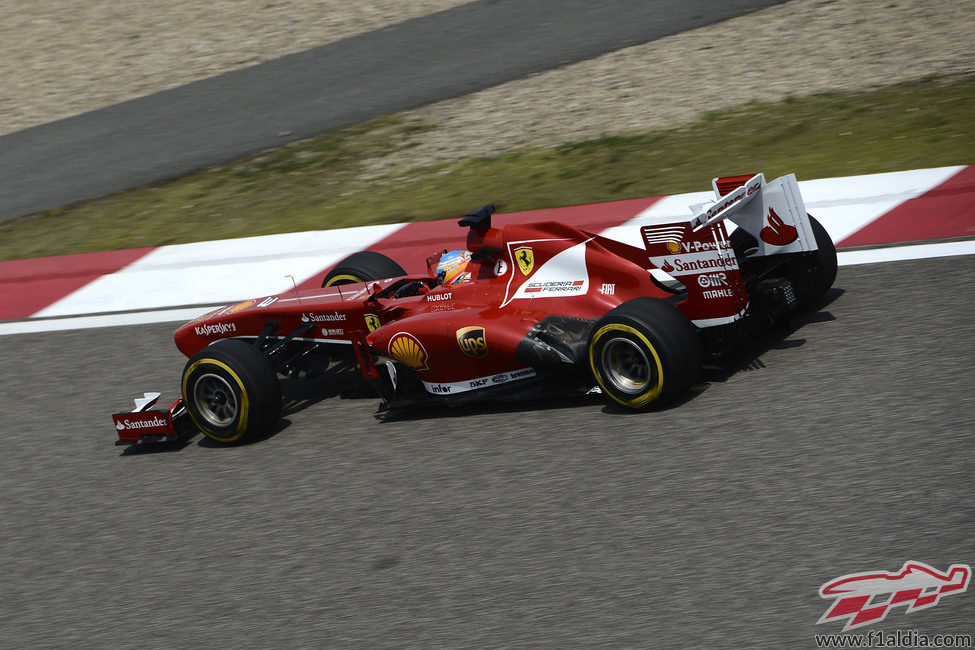 Fernando Alonso prueba los blandos en Shanghái