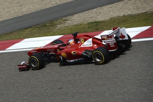 Fernando Alonso prueba los blandos en Shanghái