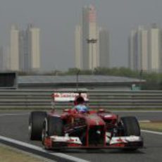 Fernando Alonso entra a 'boxes' en China