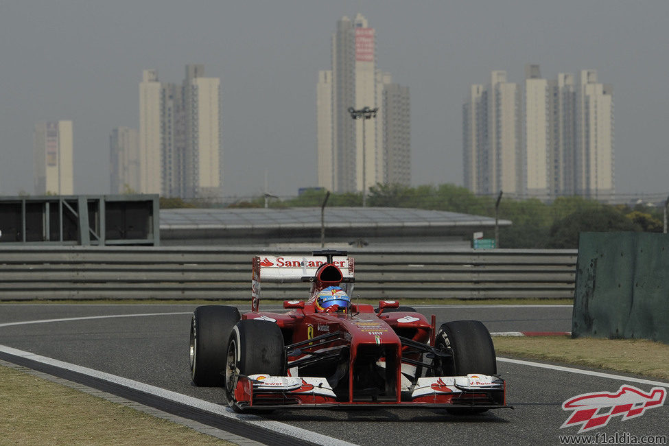Fernando Alonso entra a 'boxes' en China