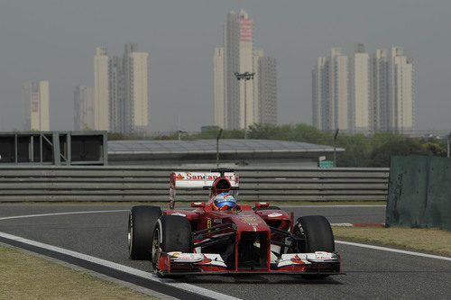 Fernando Alonso entra a 'boxes' en China