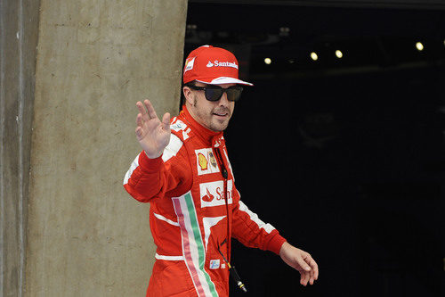 Fernando Alonso saluda a la prensa en China