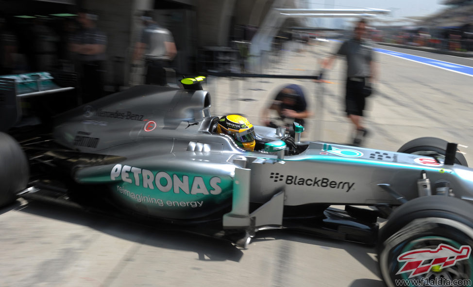 Lewis Hamilton sale del garaje de Mercedes