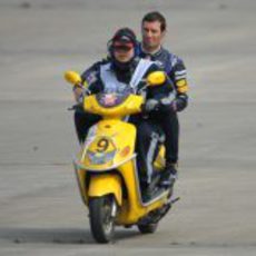 Mark Webber regresa en moto tras pararse su RB9