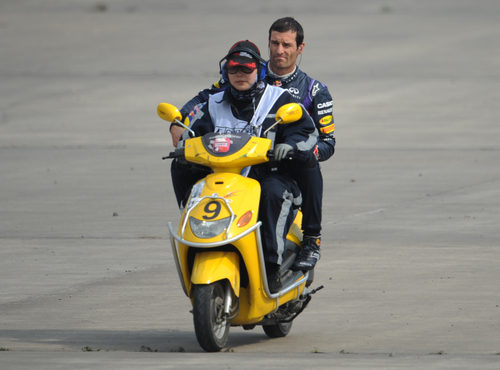 Mark Webber regresa en moto tras pararse su RB9