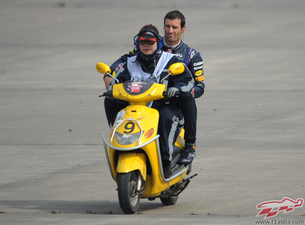 Mark Webber regresa en moto tras pararse su RB9