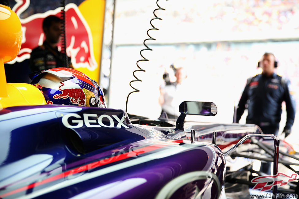 Sebastian Vettel en su box