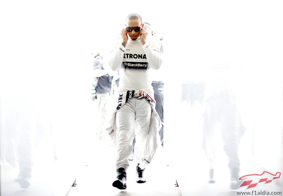 Lewis Hamilton camino al coche