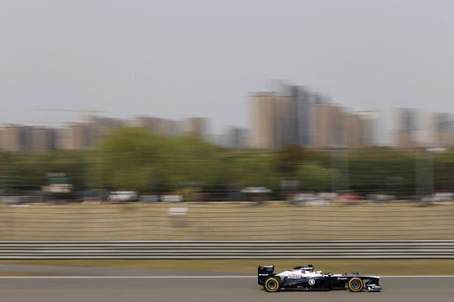 Pastor Maldonado con la ciudad de Shanghái de fondo