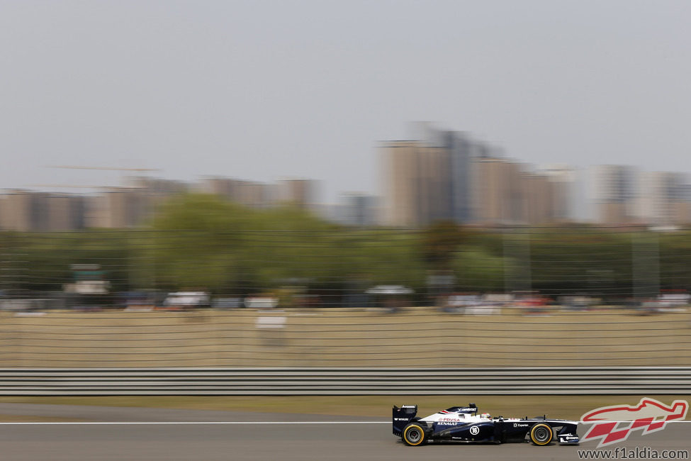 Pastor Maldonado con la ciudad de Shanghái de fondo