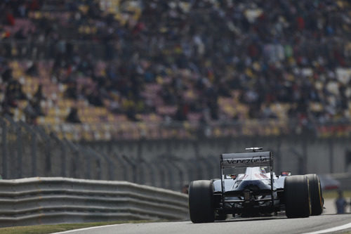 Pastor Maldonado vuelve a boxes al caer en Q2