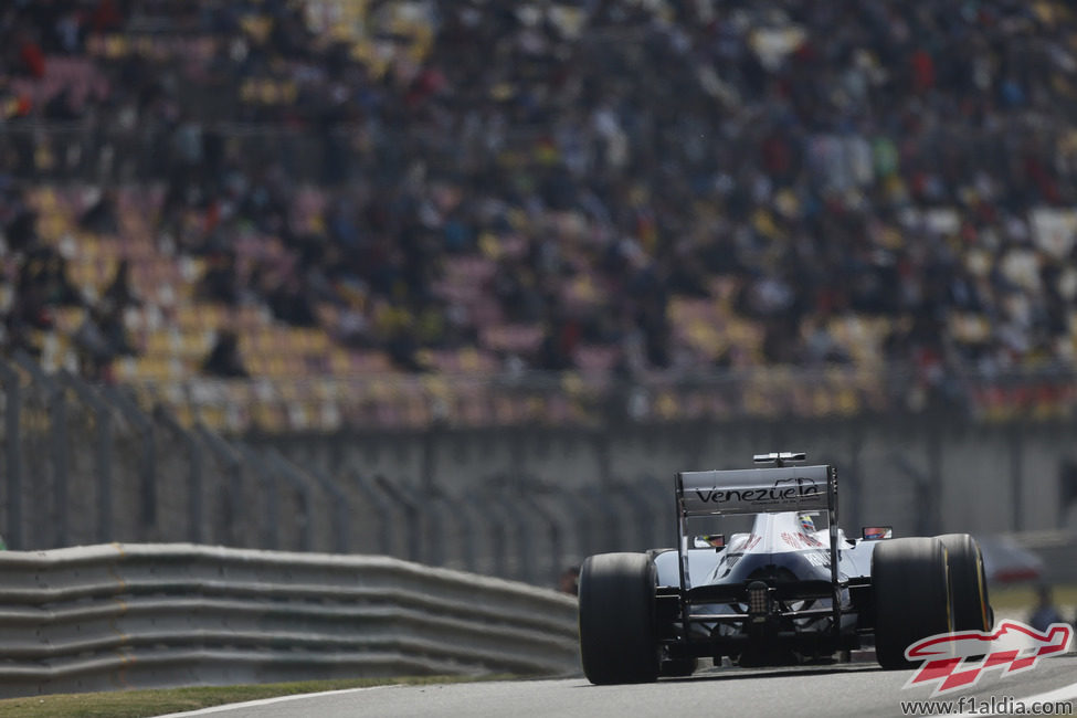 Pastor Maldonado vuelve a boxes al caer en Q2