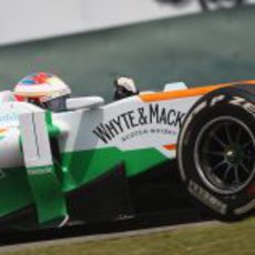 Paul di Resta luchando con su VJM06 para marcar un buen tiempo