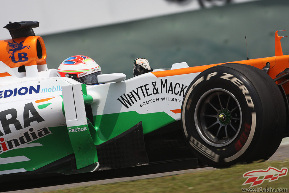 Paul di Resta luchando con su VJM06 para marcar un buen tiempo