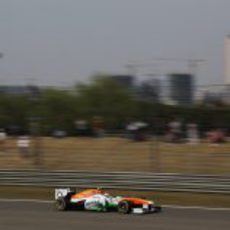 Adrian Sutil con la ciudad de Shanghái de fondo