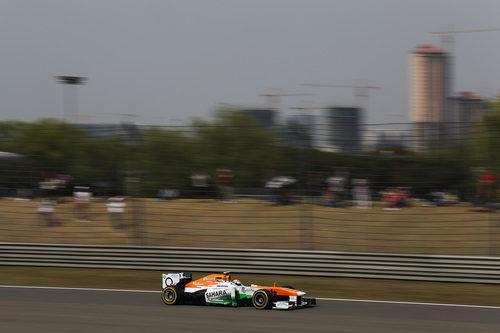 Adrian Sutil con la ciudad de Shanghái de fondo