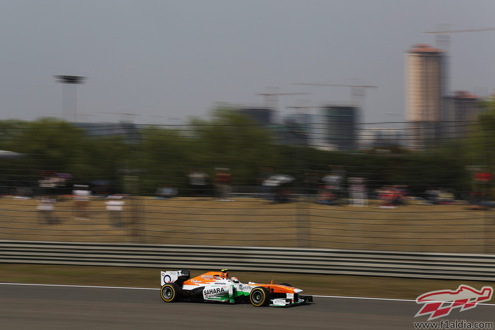 Adrian Sutil con la ciudad de Shanghái de fondo