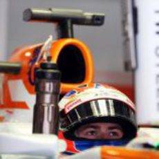 Paul di Resta concentrado en el cockpit de su VJM06