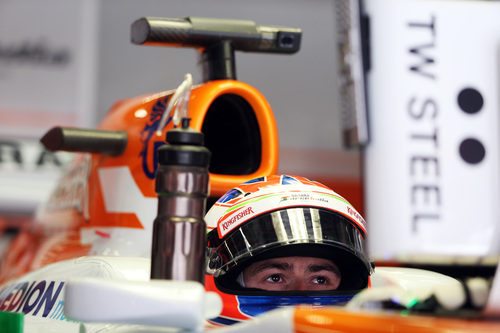 Paul di Resta concentrado en el cockpit de su VJM06