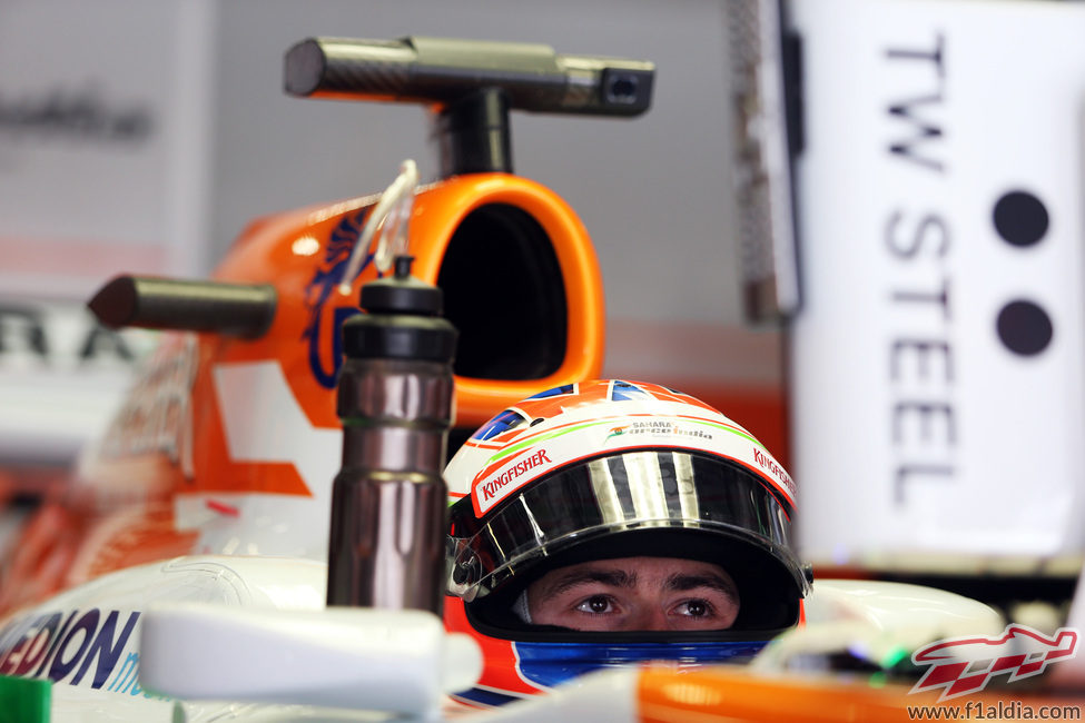 Paul di Resta concentrado en el cockpit de su VJM06