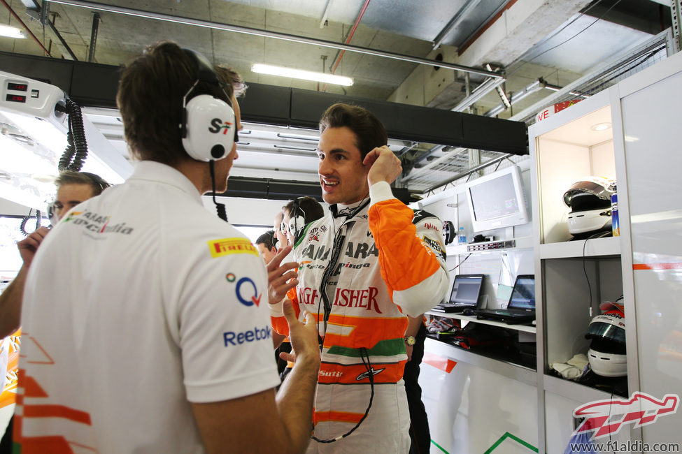 Adrian Sutil intercambia impresiones en su box