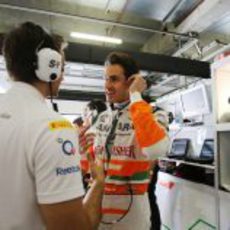 Adrian Sutil intercambia impresiones en su box