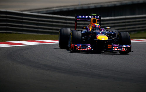 Mark Webber afronta una de las reviradas curvas del circuito de Shanghái
