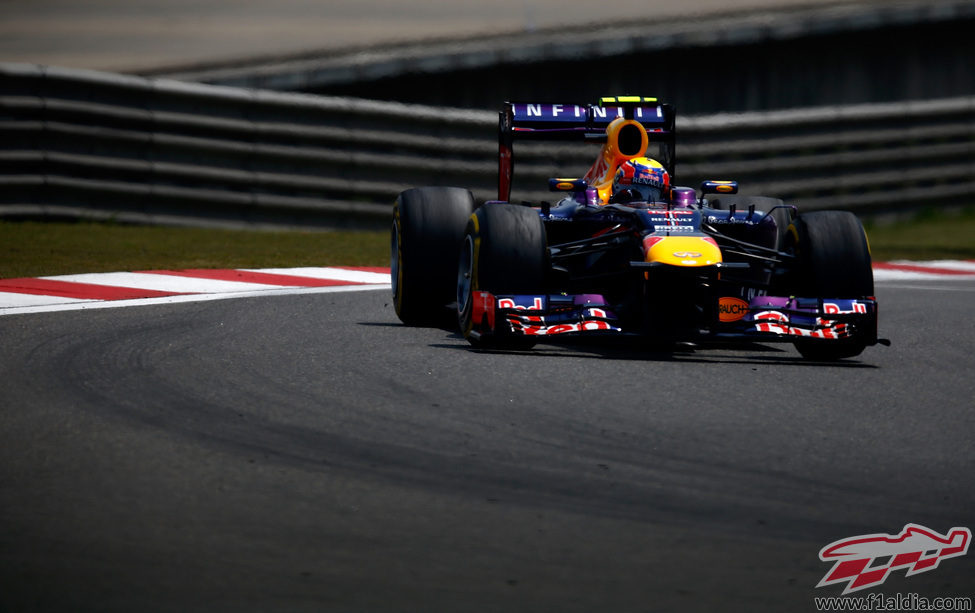 Mark Webber afronta una de las reviradas curvas del circuito de Shanghái