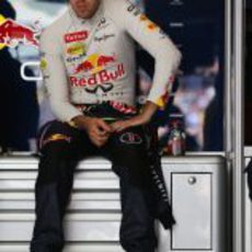 Sebastian Vettel escucha música en su box