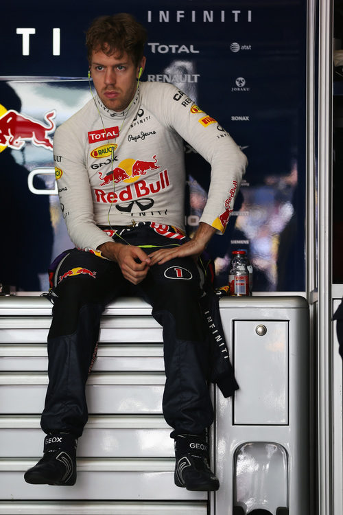 Sebastian Vettel escucha música en su box