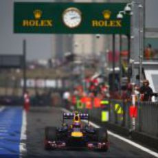 Mark Webber pasa con su RB9 por la calle de boxes