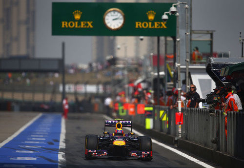 Mark Webber pasa con su RB9 por la calle de boxes