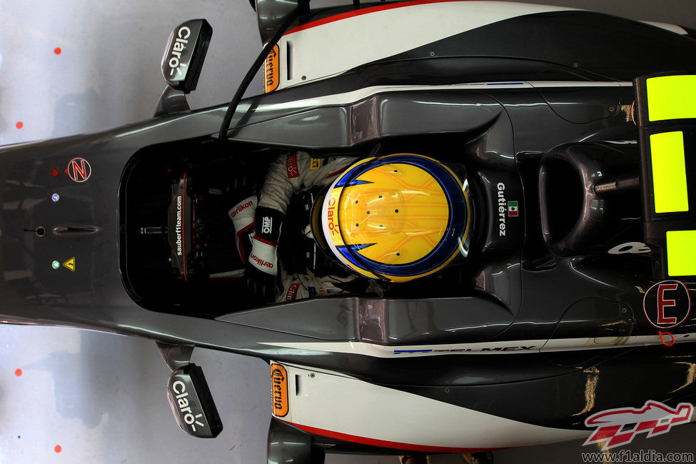 Esteban Gutiérrez metido en su cockpit