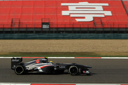 Esteban Gutiérrez rueda junto a una de las gradas de Shanghái