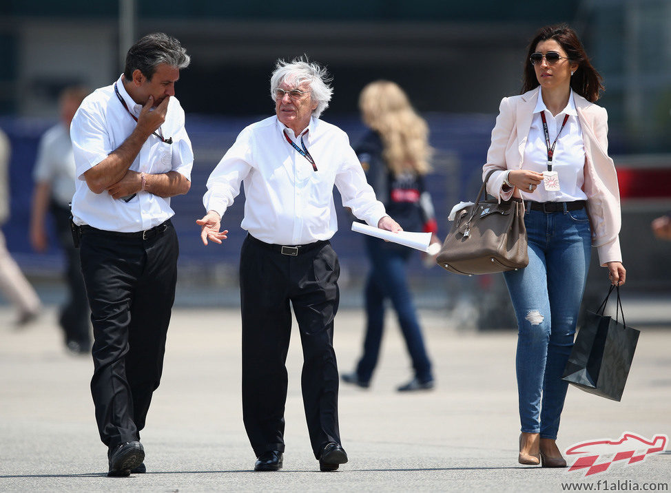 Bernie Ecclestone gesticula en Shanghái