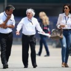 Bernie Ecclestone gesticula en Shanghái