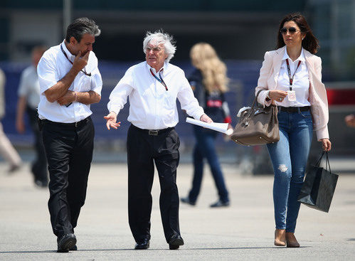 Bernie Ecclestone gesticula en Shanghái