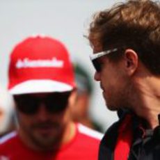 Sebastian Vettel y Fernando Alonso en el 'drivers parade'