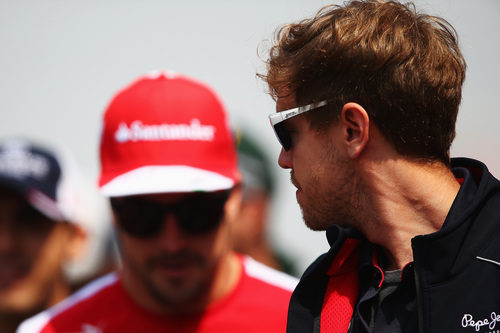 Sebastian Vettel y Fernando Alonso en el 'drivers parade'