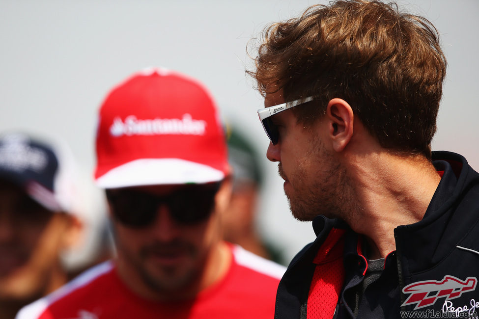Sebastian Vettel y Fernando Alonso en el 'drivers parade'
